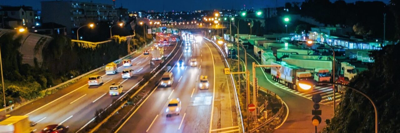 夜の高速道路