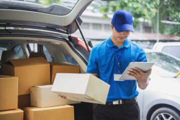 配送品をチェックする男性