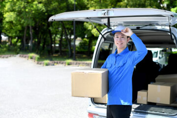 笑顔の男性配送スタッフ