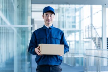 荷物を持つ男性