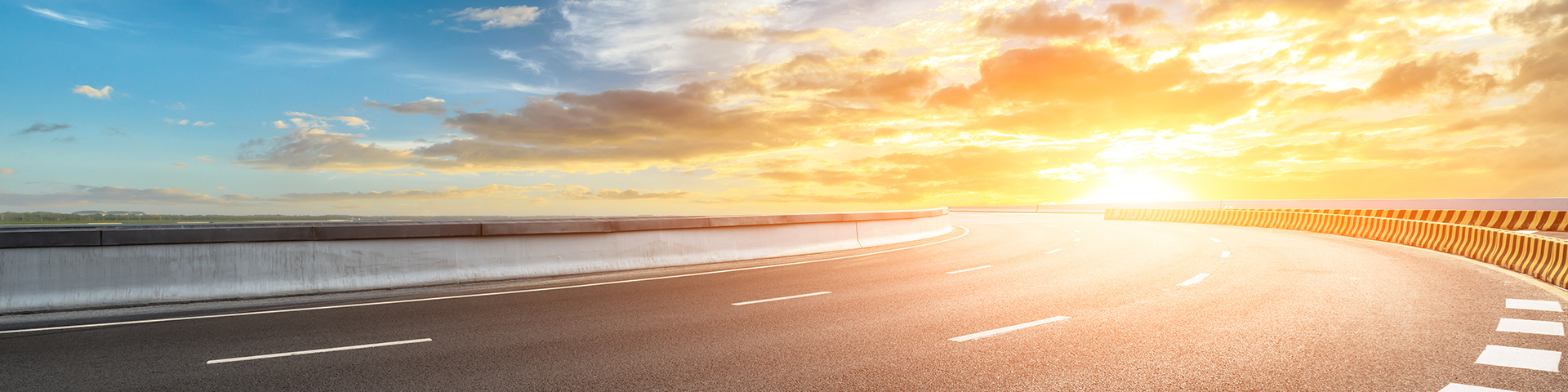 朝日と高速道路