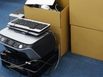 段ボールに入ってオフィス器具
