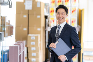 倉庫の中のスーツを着た男性