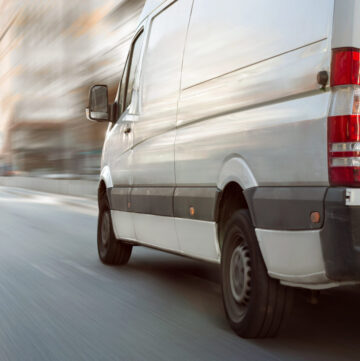 走っている軽バン