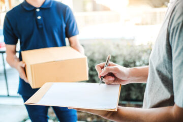 荷物をチェックする男性