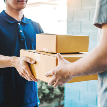 宅急便を届ける男性