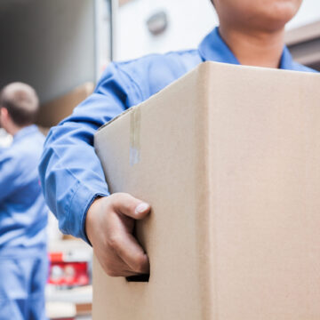 引越しの荷物と男性