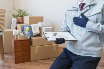 荷物を見積りする男性