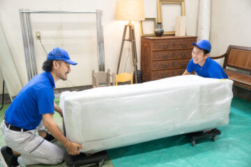 ソファーを運ぶ作業員