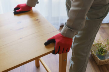 テーブルを運ぶ男性