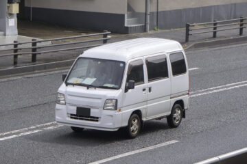 街中を走るミニバン