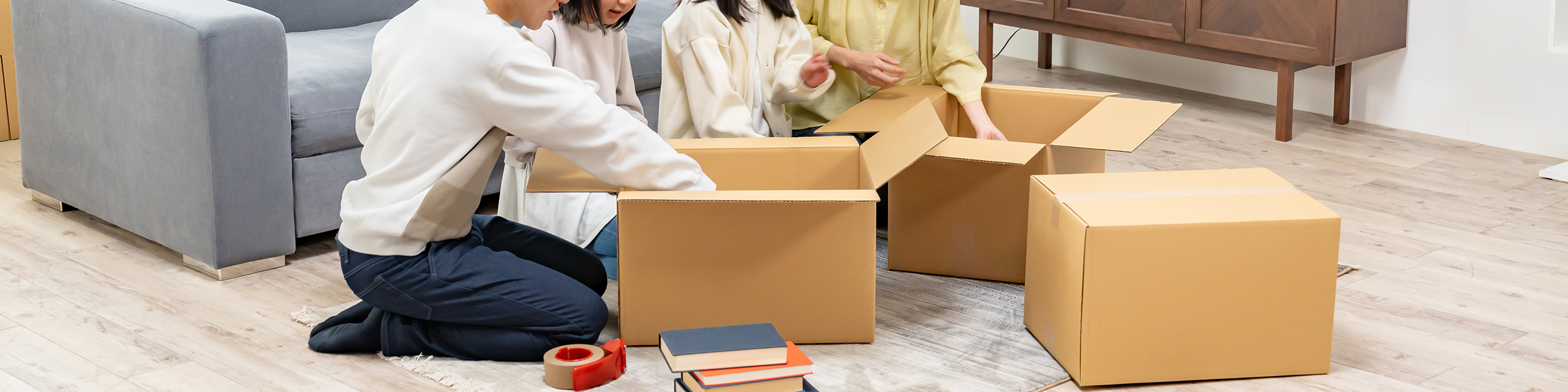 引っ越し作業をする家族